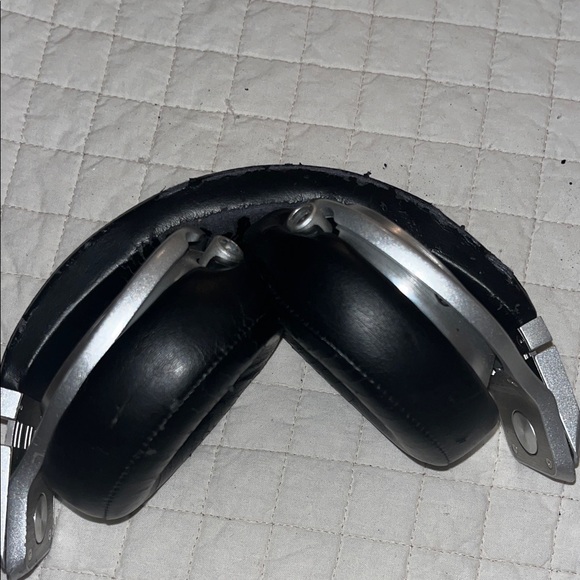 Beats by Dre Black and Silver Over-Ear Headphones - Picture 5 of 7